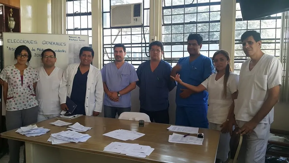 Mesa de sufragio de las elecciones generales de la Asociación de Médicos Residentes, 2016.