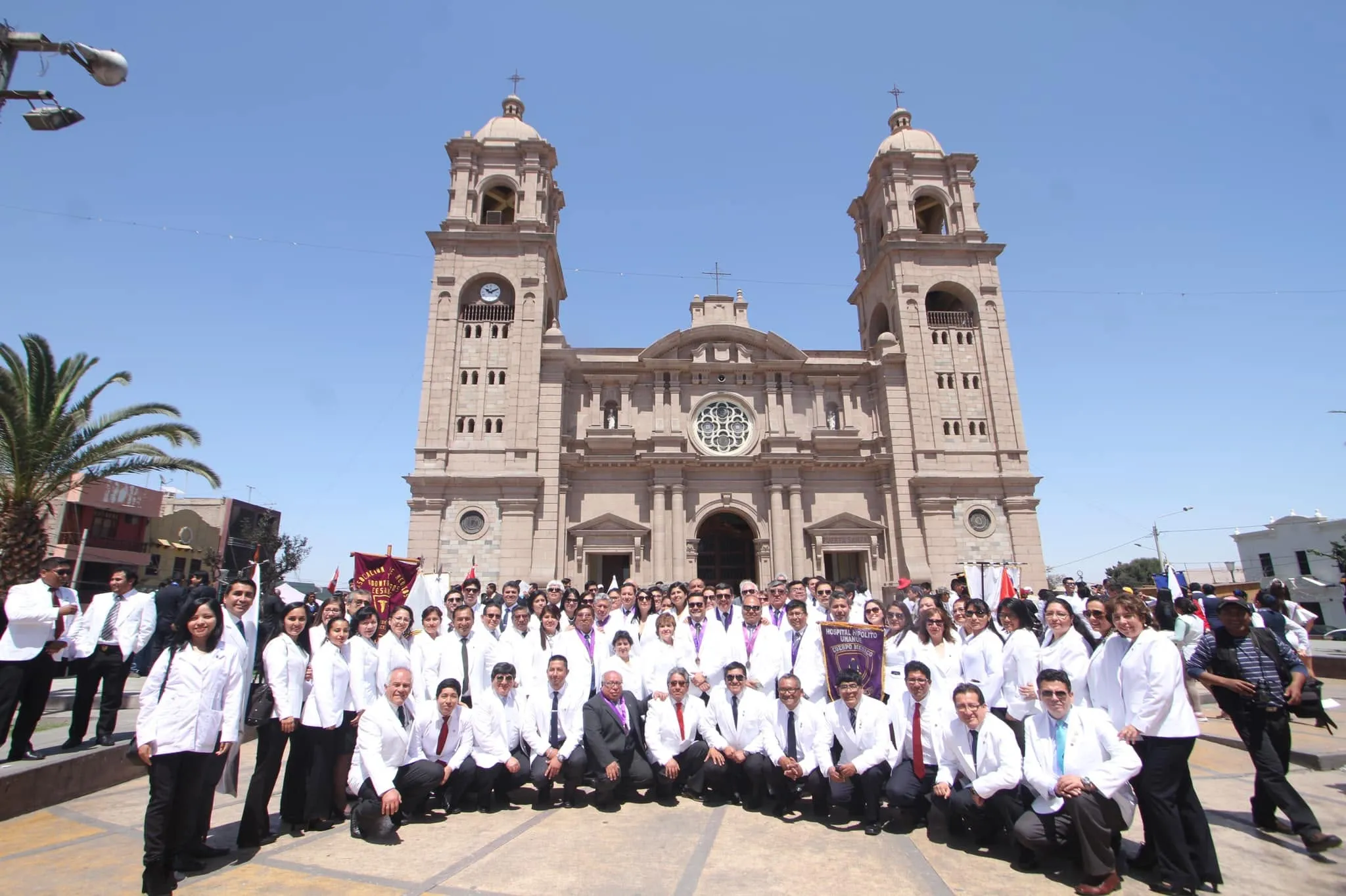 Colegiados del Consejo Regional XII reunidos frente a la Catedral de Tacna.